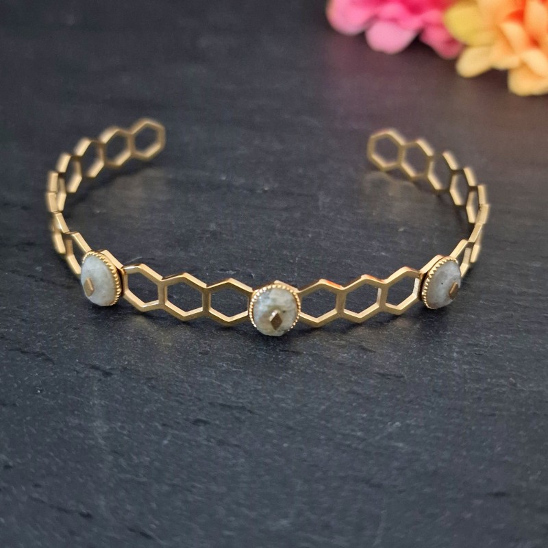 Pulseira Aço Inox Cuff Efeito Favo de Mel com Pedrinhas Labradorite - Dourada Pulseira Aço Inox Cuff Efeito Favo de Mel com Pedrinhas Labradorite - Dourada