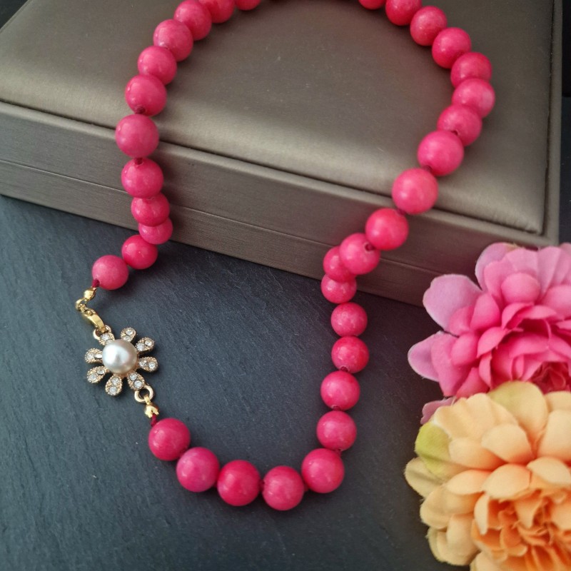 Colar Curto Pedras Fuchsia com Flor Colar Curto Pedras Fuchsia com Flor