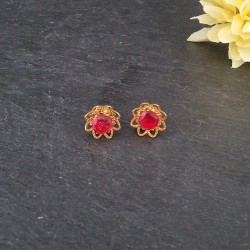 Brincos Aço Inox Flor com Cristal Vermelho - Dourado