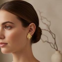 Brincos Aço Inox Trabalhados com uma Pérola - Dourado