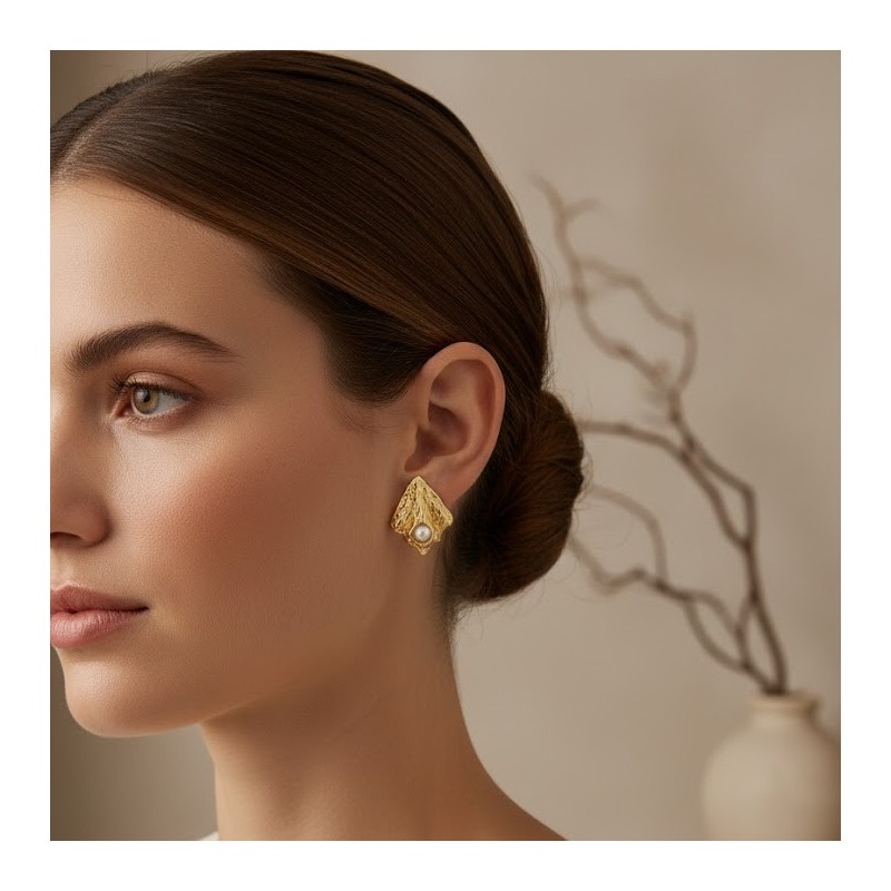 Brincos Aço Inox Trabalhados com uma Pérola - Dourado