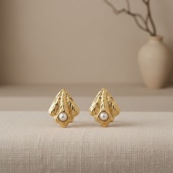 Brincos Aço Inox Trabalhados com uma Pérola - Dourado